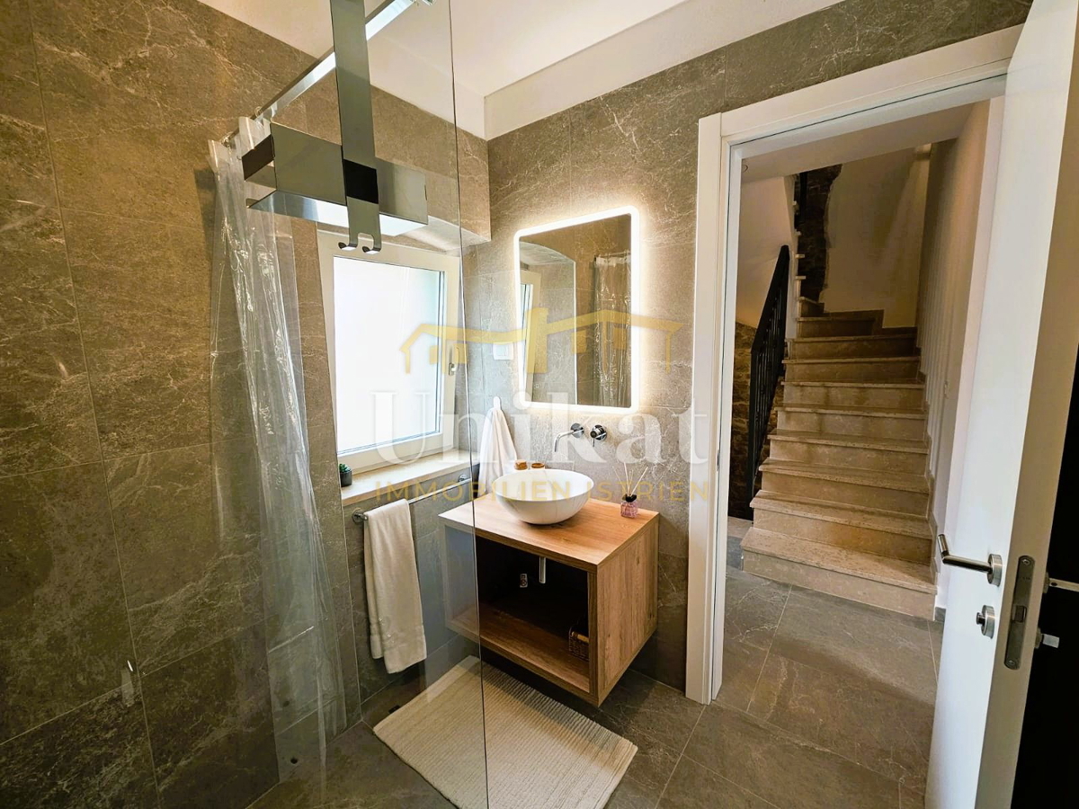 Renovirana kamnita hiša s bazenom in wellness hišico